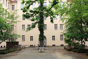 Der Innenhof der Ernst-Schering-Schule © Gümpel