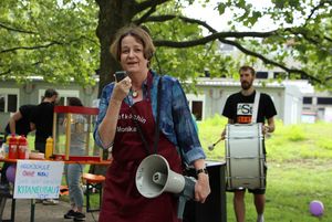 Präsidentin Prof. Dr. Monika Gross lädt zur Picknick-Demo für einen Kita-Neubau ein und stand dann auch am Grill (Foto: Gümpel)