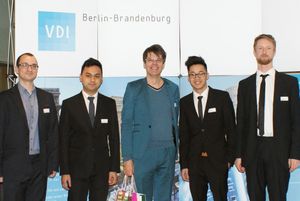 Team Sentient Light mit Betreuer Dirk Hausburg (Mitte) (Foto: VDI Berlin-Brandenburg)