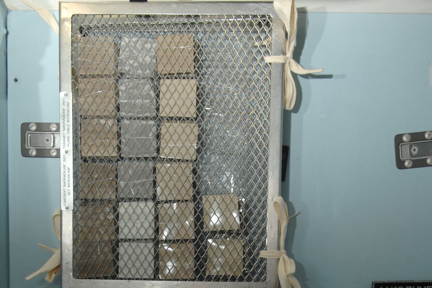 Testoberflächen mit und ohne antimikrobielle Beschichtung an der Toilettentür der ISS