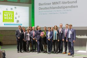 Der gesamte MINT-Verbund sowie Hochschulleitungen und Hochschulvertreter/-innen mit Dr. Marion Haß und Dr. Alexander Tiefenbacher