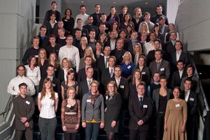 Die ausgezeichneten Absolventinnen und Absolventen am Hochschultag 2011 (Foto: Tobias Koppe)