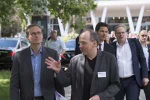 Der 1. Vizepräsident Prof. Gerber erläutert Berlins Regierendem Bürgermeister Müller (links) die Bau- und Entwicklungspläne der Beuth Hochschule