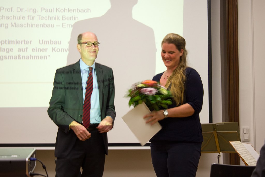 FU-Präsident Prof. Dr. Peter-André Alt überreicht Kristin Albers den Tiburtius-Preis (Foto: Gümpel)