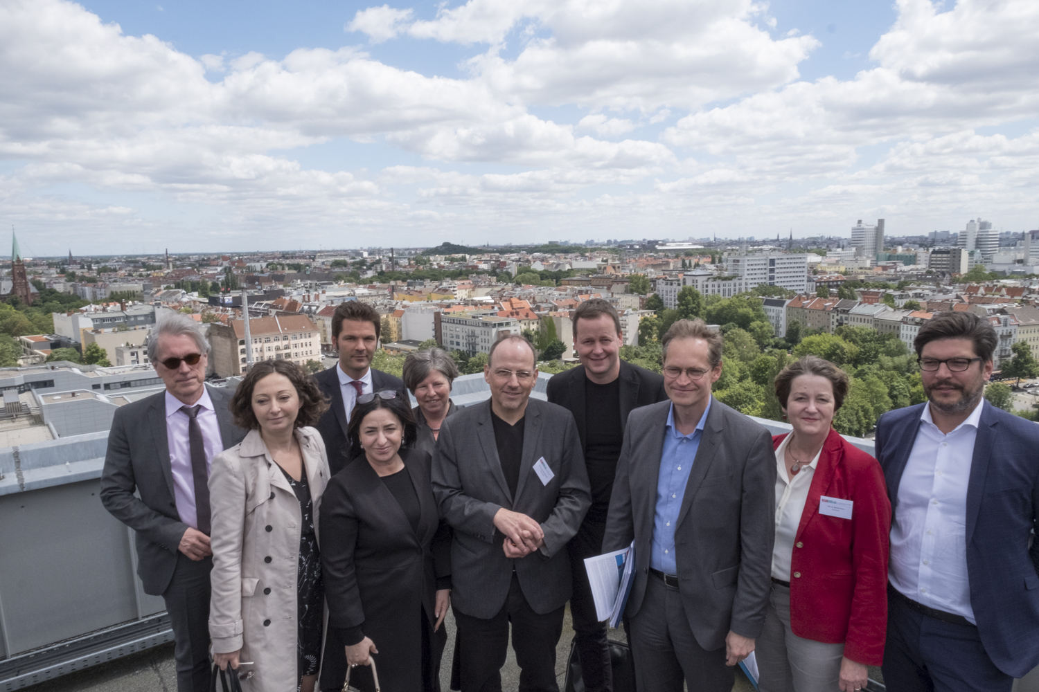 Der Berliner Senat vor Ort: Auf dem Dach des Hauses Bauwesen mit Blick auf das Rote Rathaus und den Noch-Flughafen Tegel