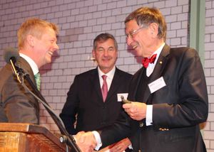 Prof. Dr.-Ing. Dieter Pumpe überreicht die Beuth-Statuette an Prof. Dr. Heinz Riesenhuber