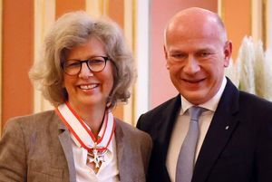 Verleihung: Alexandra Knauer und Berlins Regierender Bürgermeister Kai Wegner.