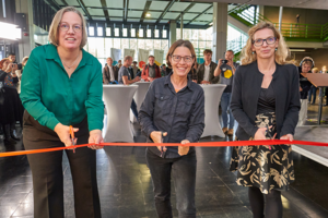 V.l.n.r.: Elli Strauven-Dejean, Prof. Dr. Silke Köhler und Dr. Julia Neuhaus durchschneiden feierlich das rote Band zur Eröffnung der GLASBOX.