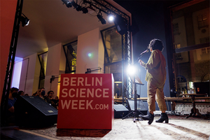 Eine Rednerin auf der Bühne zur Berlin Science Week.
