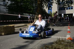 Berlins Regierender Bürgermeister Michael Müller im Wasserstoff-Kart