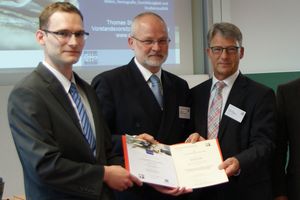 Beuth-Student Daniel Süß nimmt seine Auszeichnung für die beste Bachelorarbeit entgegen (Foto: Hochschule Ostfalia)