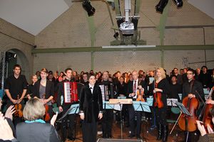 Dirigentin Chrysanthie Emmanouilidou mit Collegium Musicum und Chor