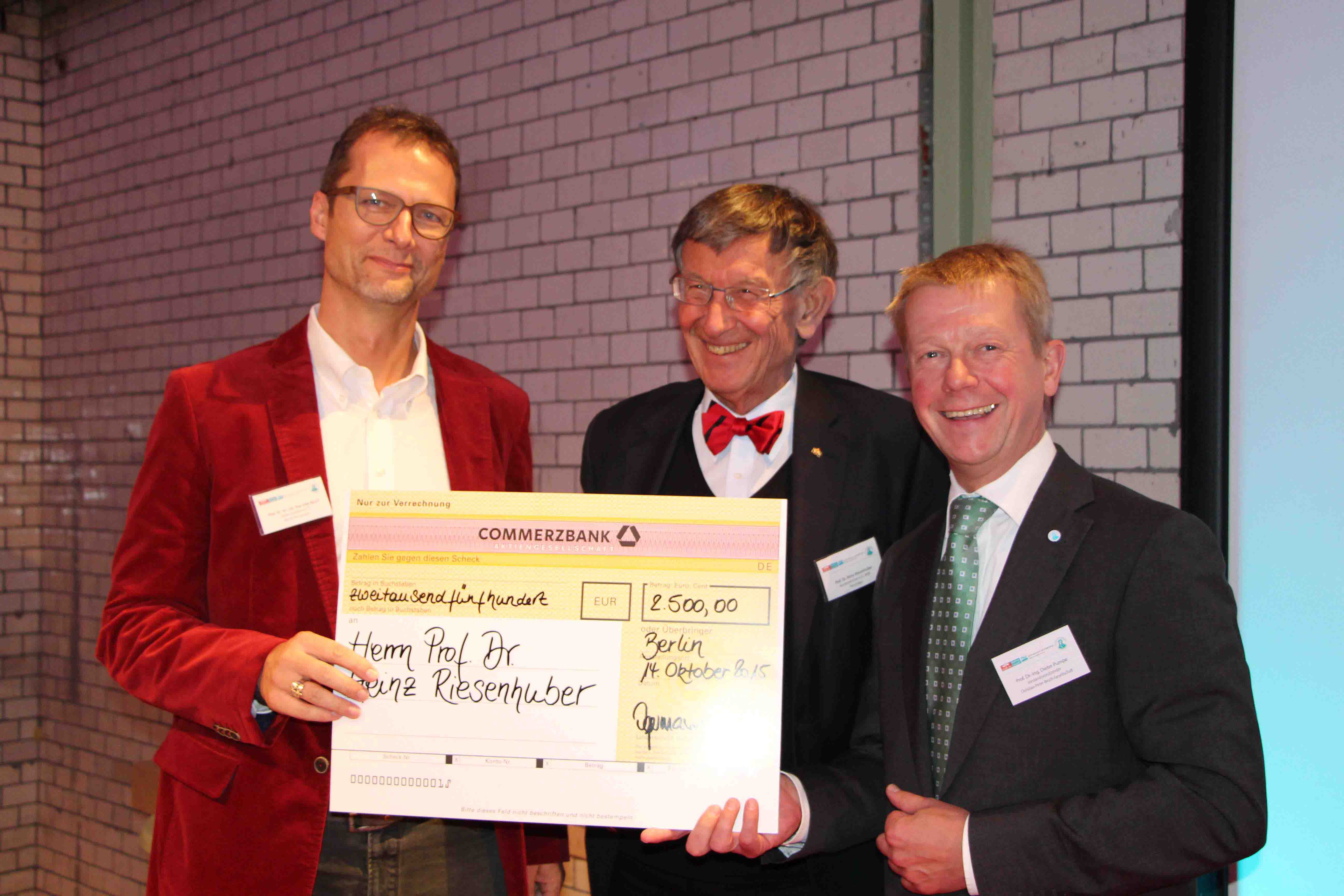 Der Preisträger übergibt das Geld an den Dekan des Fachbereichs II, Prof. Dr. Kay-Uwe Kasch (Fotos: Przesdzing)