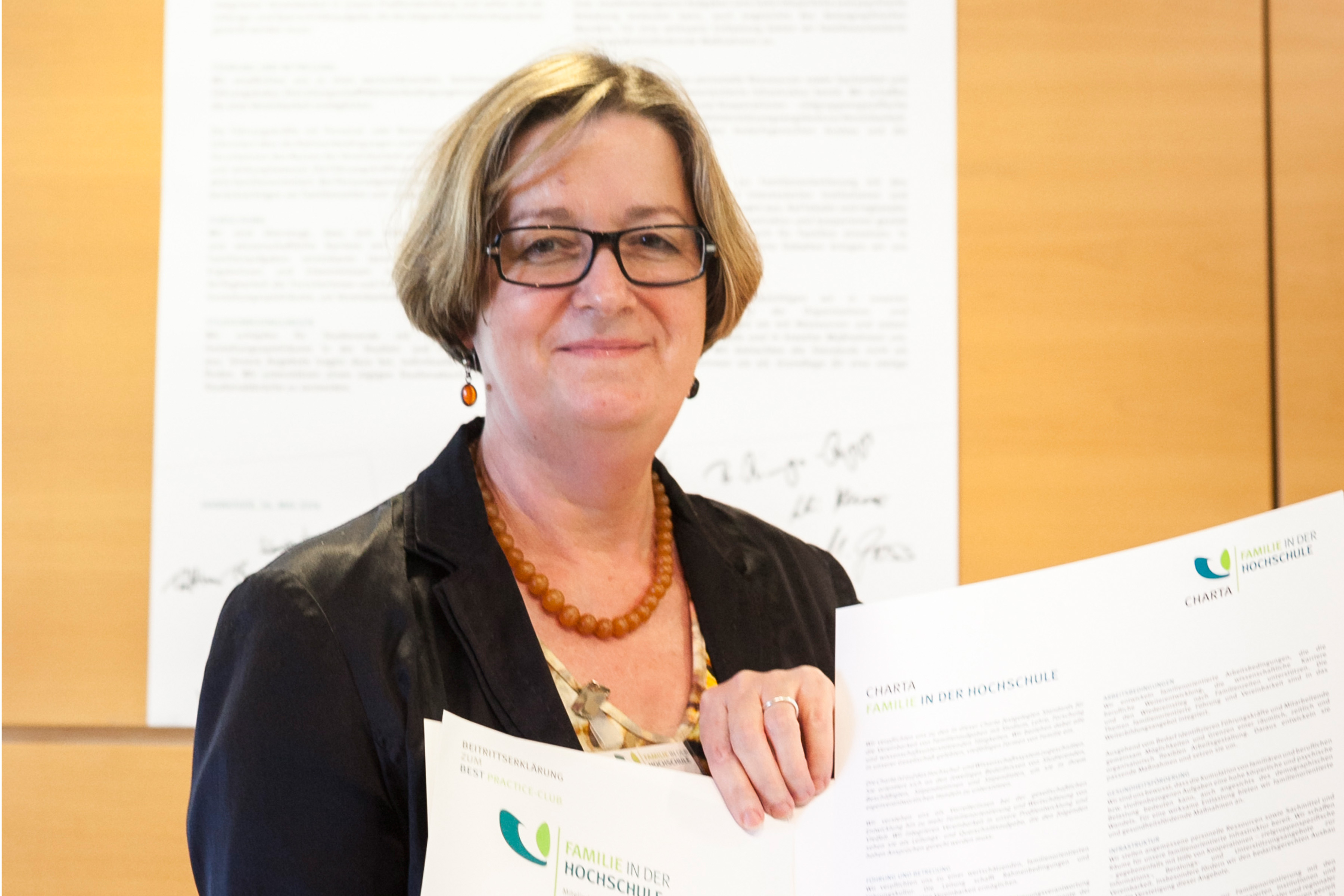 Beuth-Präsidentin Prof. Dr. Monika Gross bei der Unterzeichnung der Charta