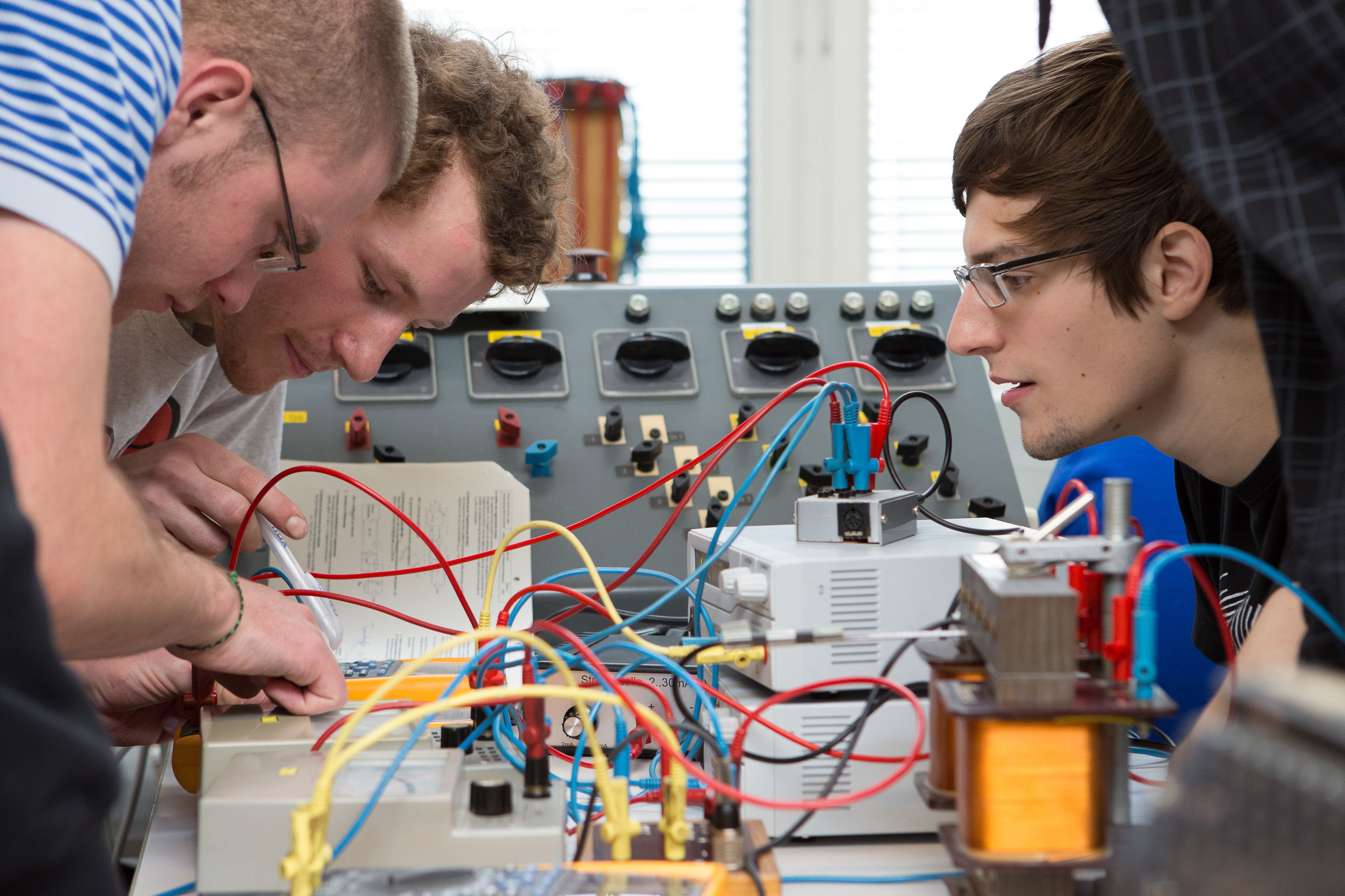 Gute Vorbereitung auf den Job: Studierende im Elektrotechnik-Labor (Foto: Fesseler)