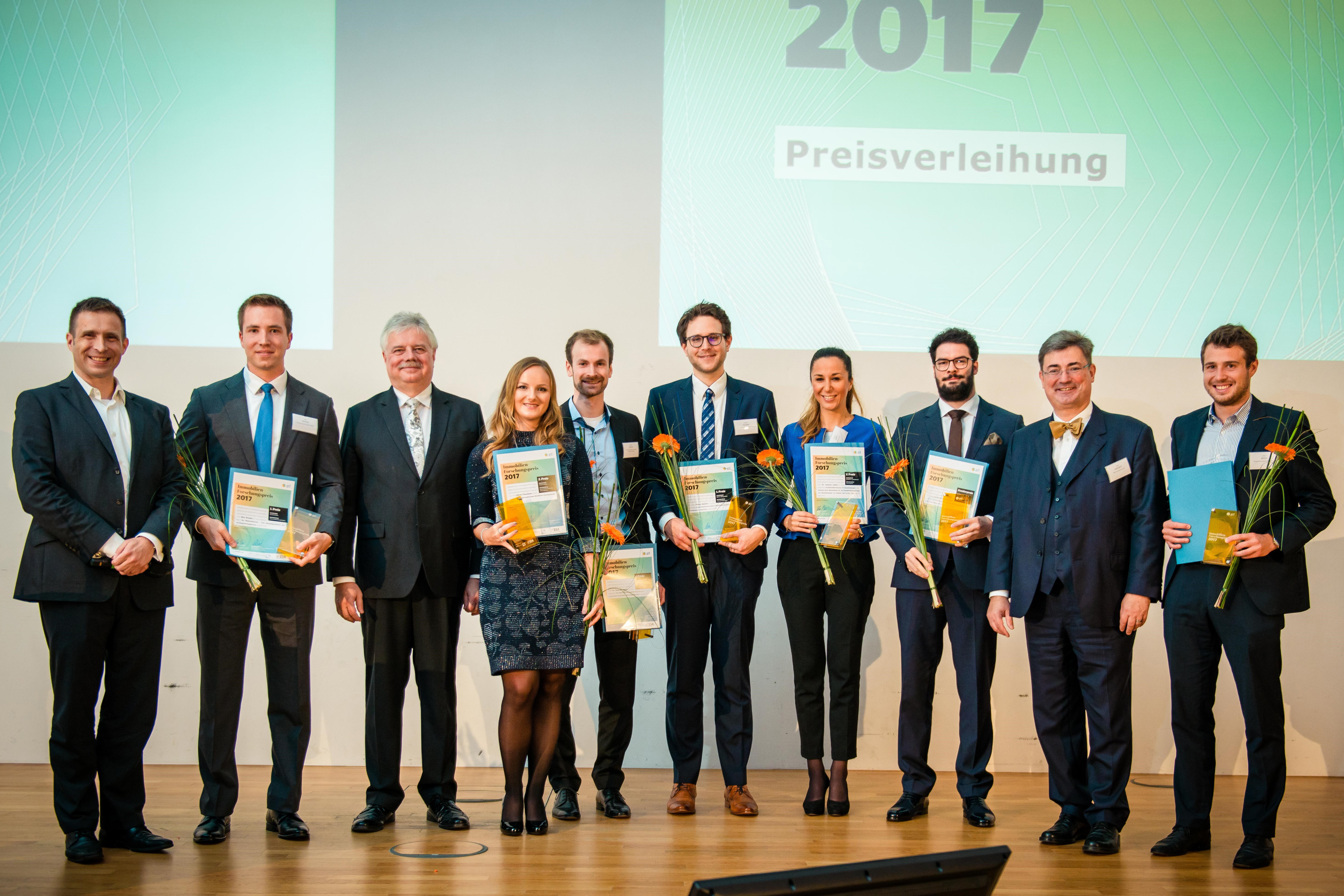 Beuth-Studentin Nikola Thurmann (4. v. l.) ist eine von sieben Preisträgern und Preisträgerinnen des Immobilien-Forschungspreises 2017 (Foto: Andreas Fuchs)