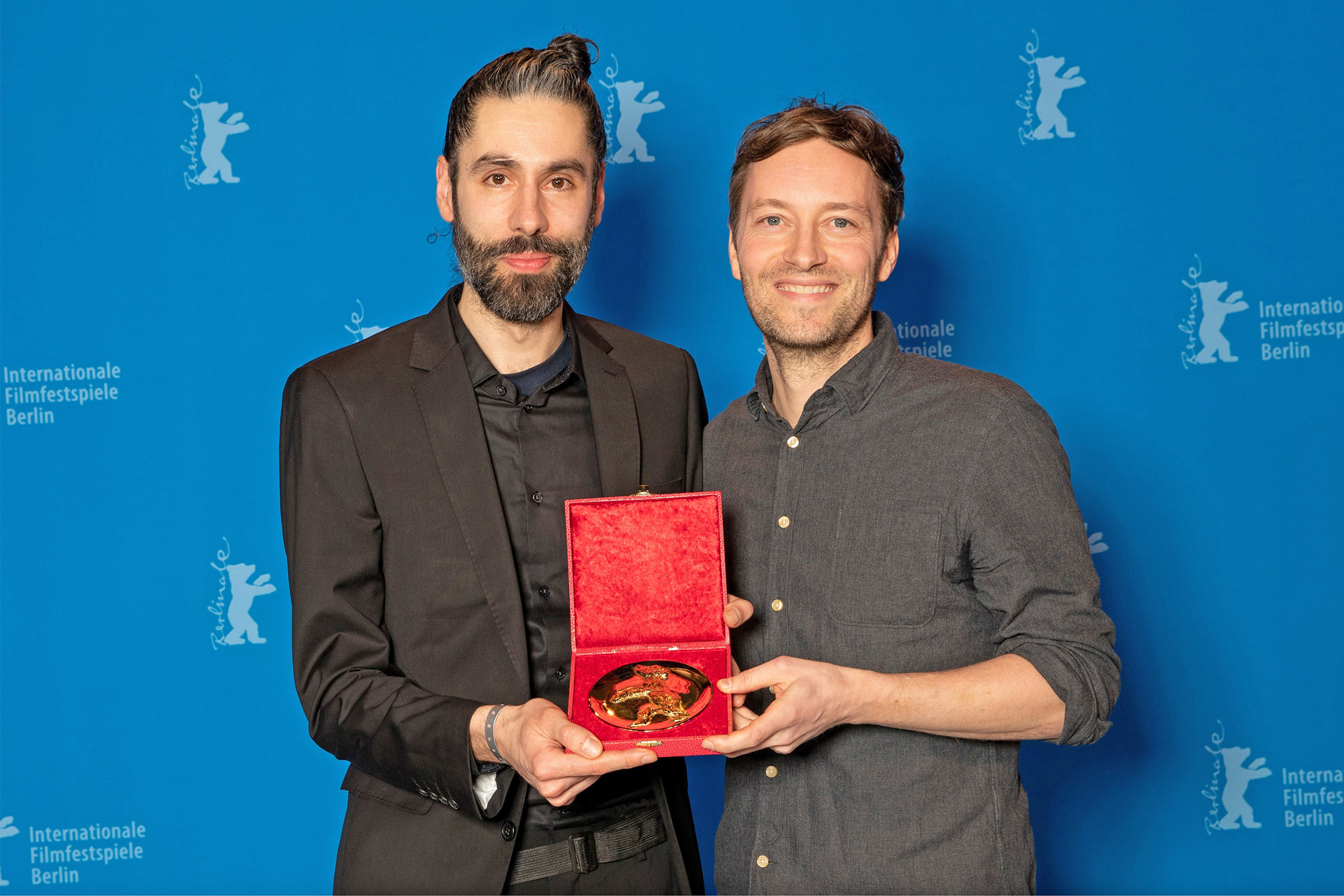 Johannes Krell (l.) und Florian Fischer (r.) mit dem Goldenen Bären für den Besten Kurzfilm