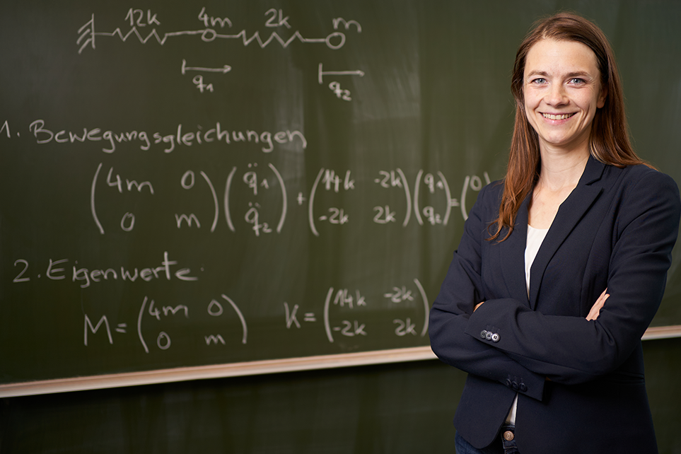 Prof. Dr. Katharina Höhne vor einer Tafel mit mathematischen Formeln